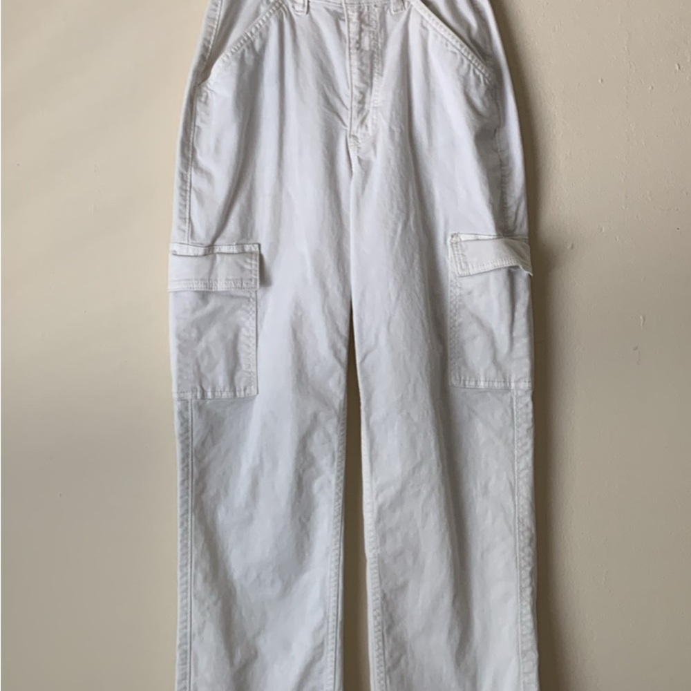Hollister White Cargo Pants with Relaxed Fit